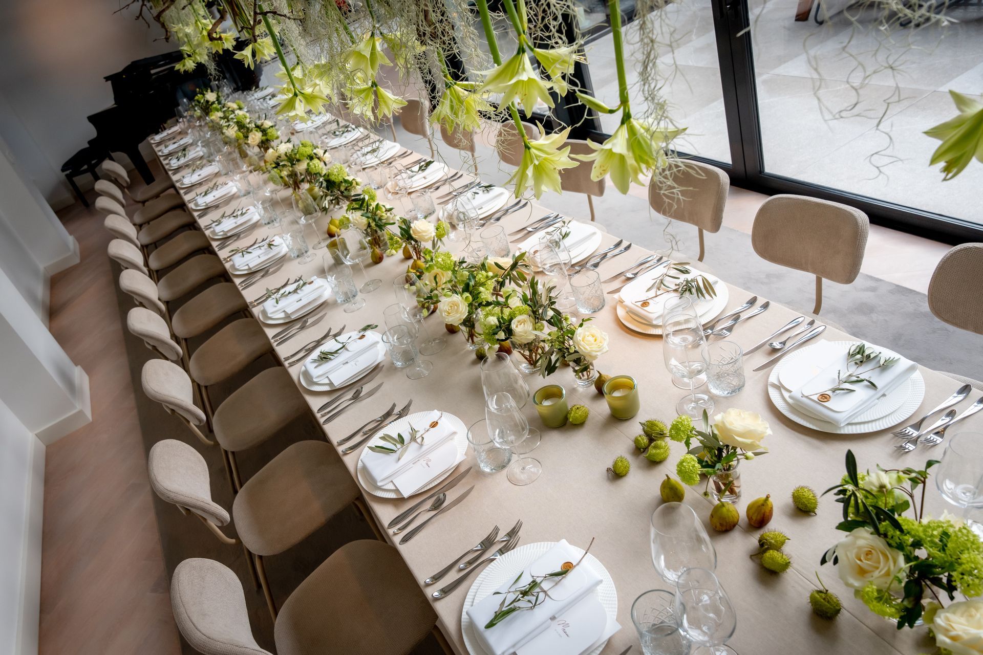 lang gedekte tafel in wit met kandelaren en menu kaarten voor een diner door Bynathalie