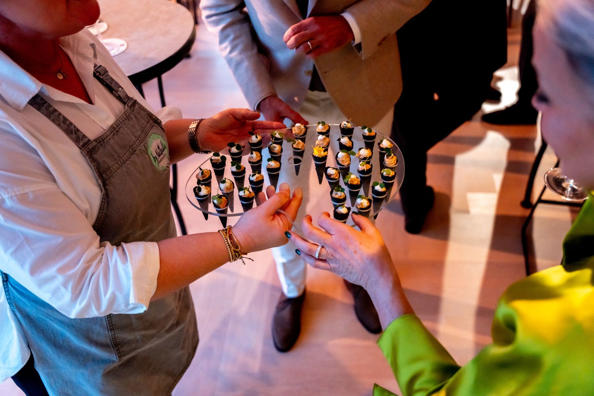 By Nathalie en chefkok Raymond bereiden eten aan de Ofyr