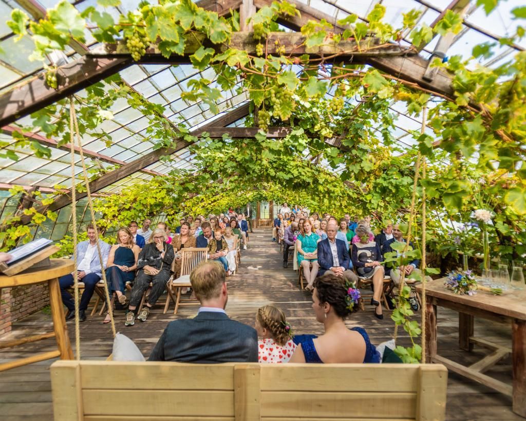 Domein Oogenlust met witte tafel en servies erop