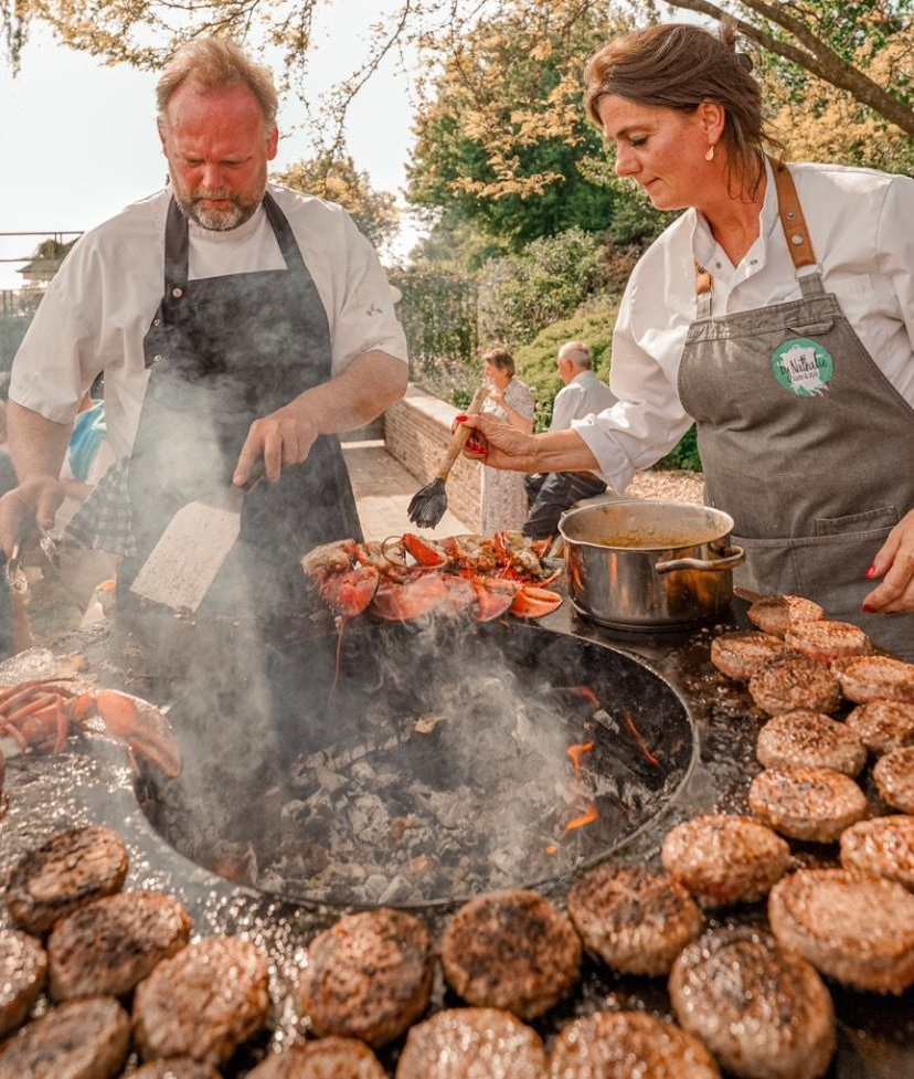 By Nathalie en chefkok Raymond bereiden eten aan de Ofyr