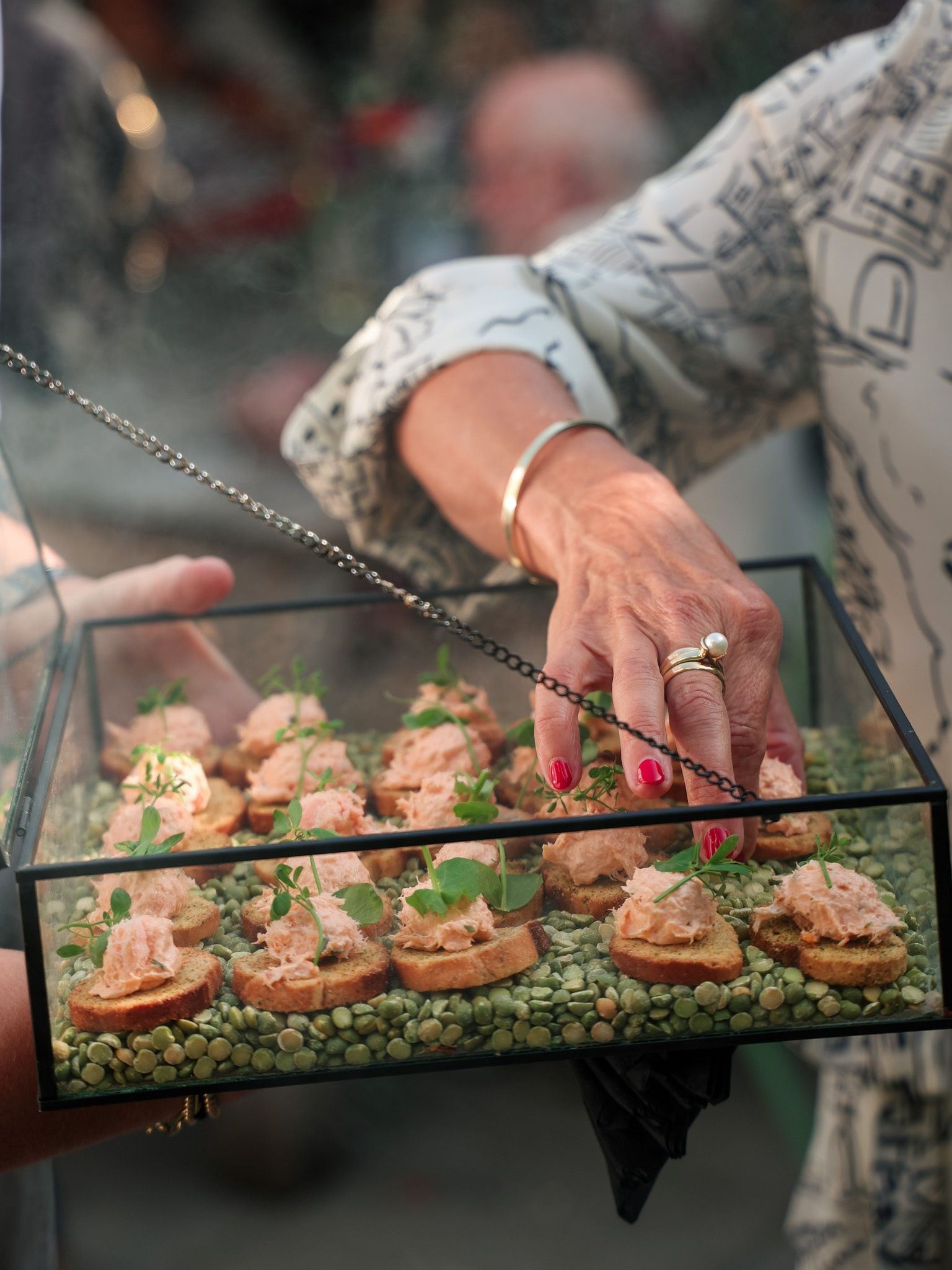Hapjes vanuit een mooie kist met rook. Een beleving