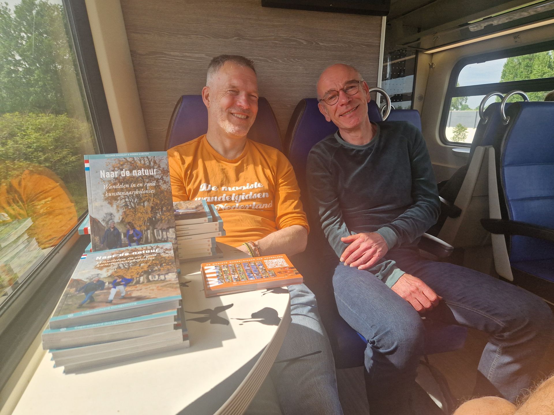 Uitgever Bart van der Mark en vormgever Jeroen Reith op weg naar een presentatie