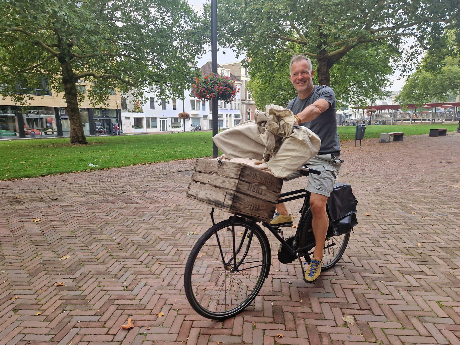 Uitgever Bart van der Mark met een zak post onderweg naar het postkantoor