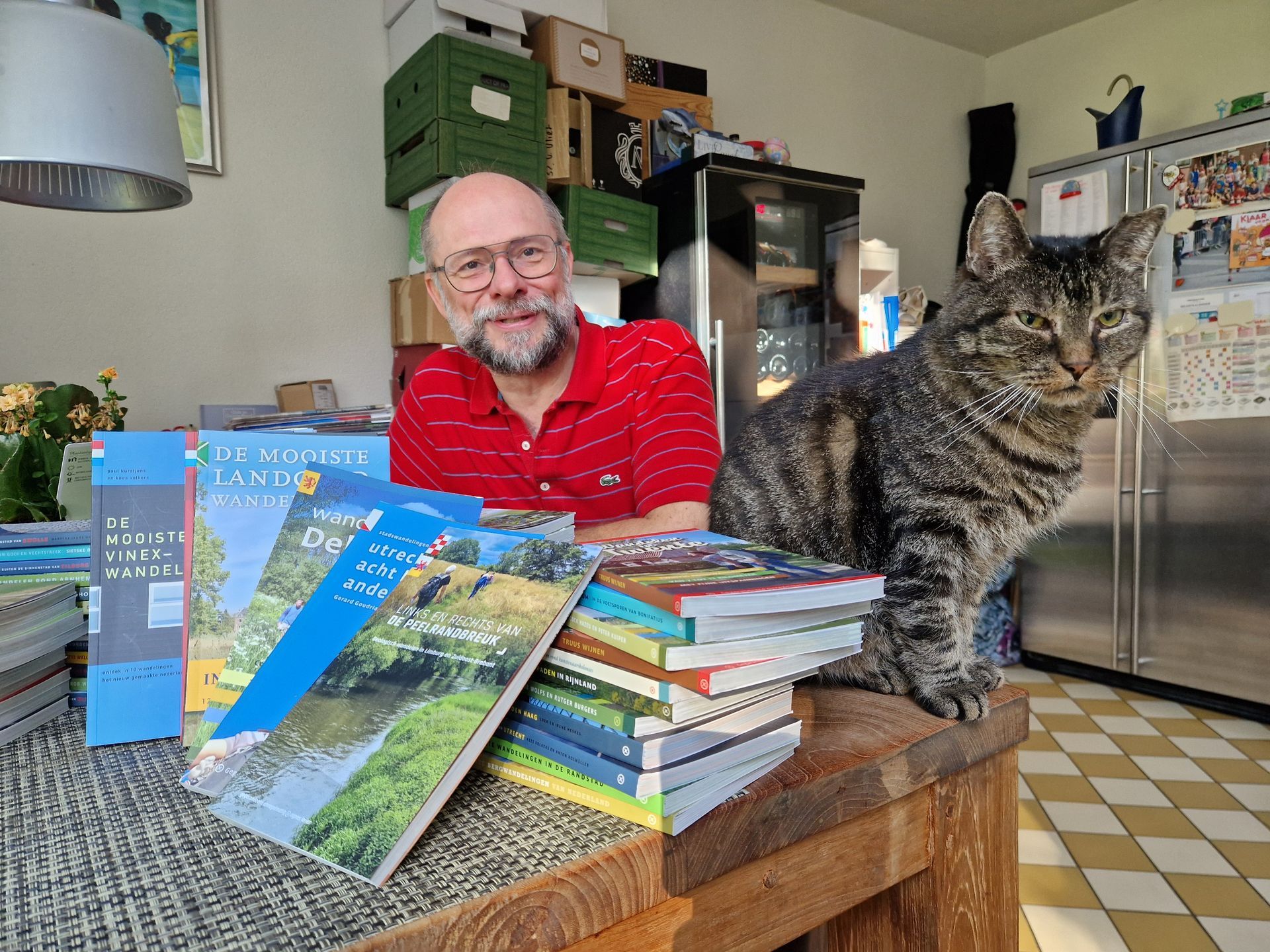 Winnaar van onze prijsvraag met wandelgidsen en een kat