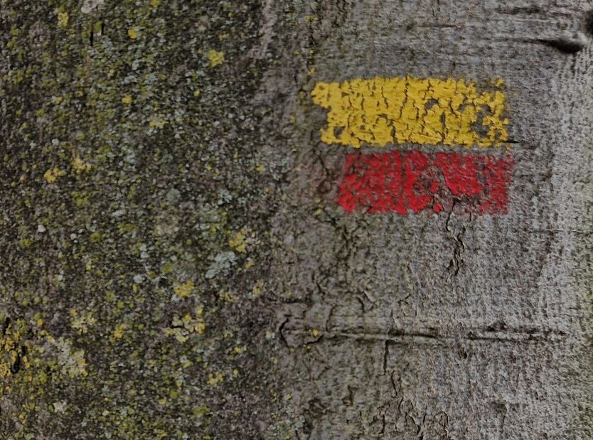 Geel rode markering van een streekpad Wandelnet NIVON