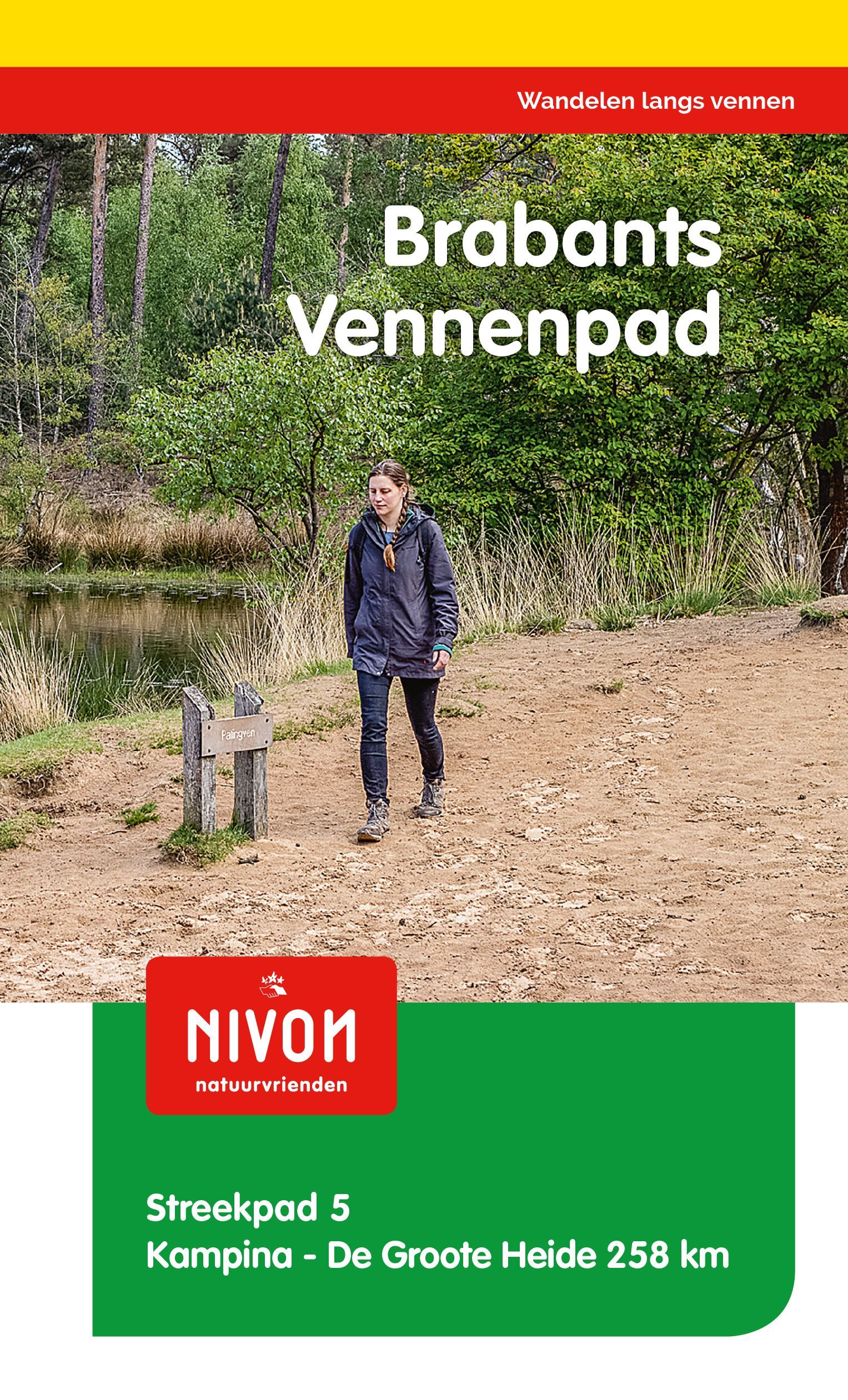 Vrouw loopt over een pad bij een vijver, met een bordje. Omslag van de gids Brabants Vennenpad.