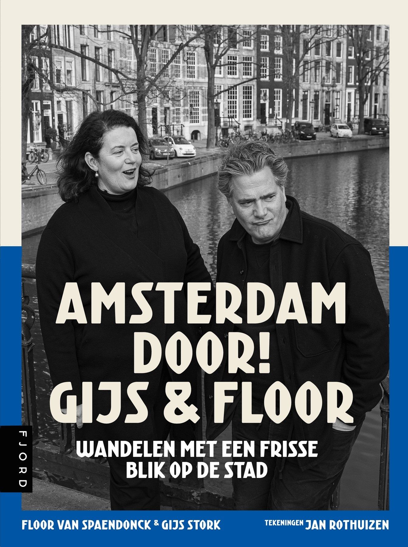 Boekcover: Gijs & Floor, staand in Amsterdam. Titel: Amsterdam Door! Mensen voor een gracht.
