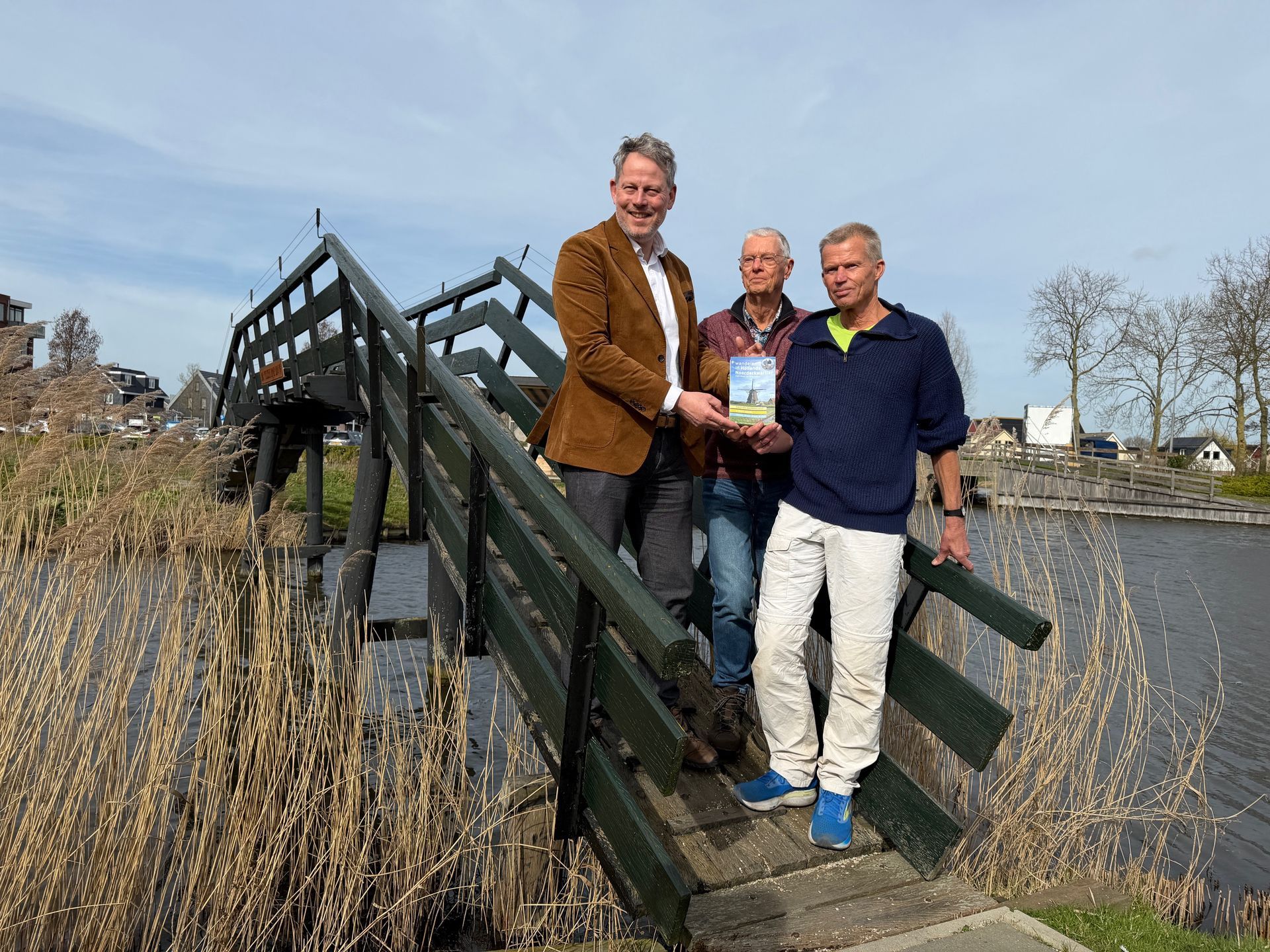 Dijkgraaf Remco Bosma ontvangt het eerste exemplaar van Wandelen in Hollands Noorderkwartrier