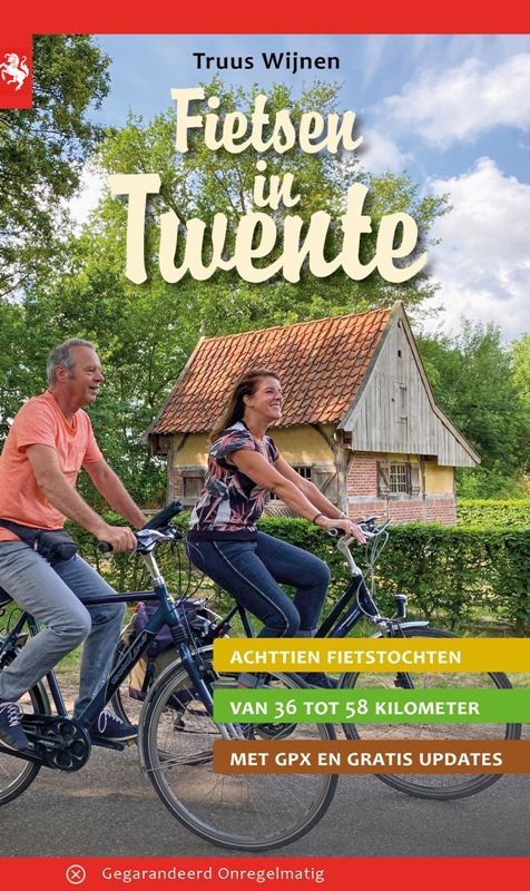 Omslag van een fietsgids: Twee mensen fietsen langs een klein gebouw. ​​Titel: "Fietsen in Twente."