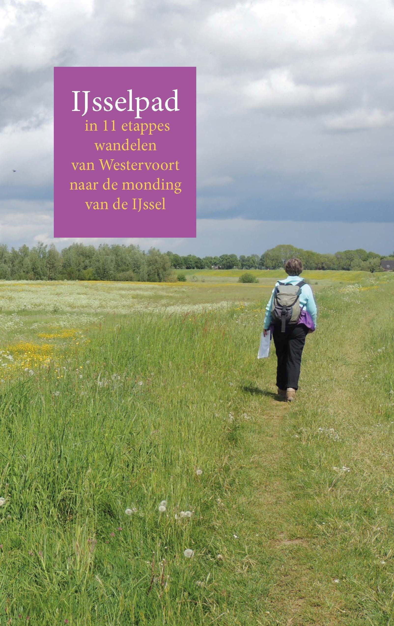 Vrouw loopt over een pad door een groen veld, met een bewolkte hemel en Nederlandse tekst links.