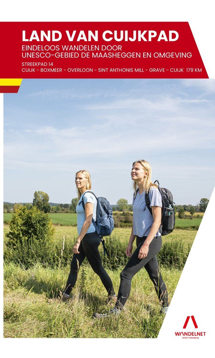 Twee vrouwen wandelen over een pad in een veld, met een brochure getiteld "Land van Cuijkpad".