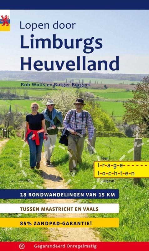 Boekcover met drie wandelaars op een groen pad in Limburgs Heuvelland.