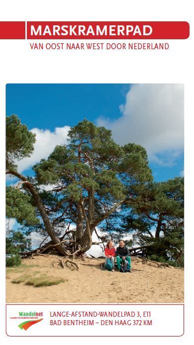 Brochureomslag: twee mensen zitten bij een grote boom; Marskramerpad, een wandelroute door Nederland.