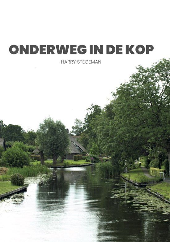 Boekomslag met Nederlandse tekst "ONDERWEG IN DE KOP". Kanaalscène met groene bomen en een huis met een rieten dak.