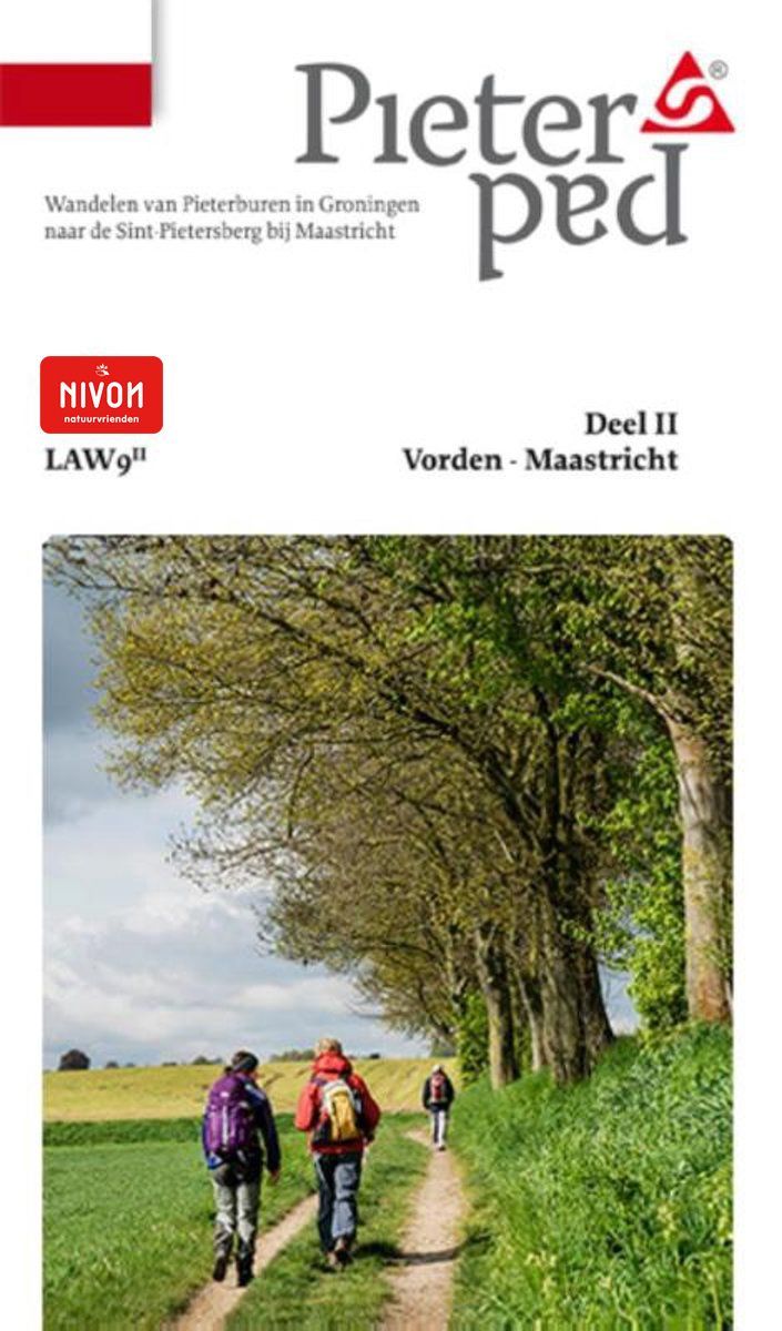 Omslag van de wandelgids Pieterpad: wandelaars op een pad omzoomd met bomen, glooiende groene velden.