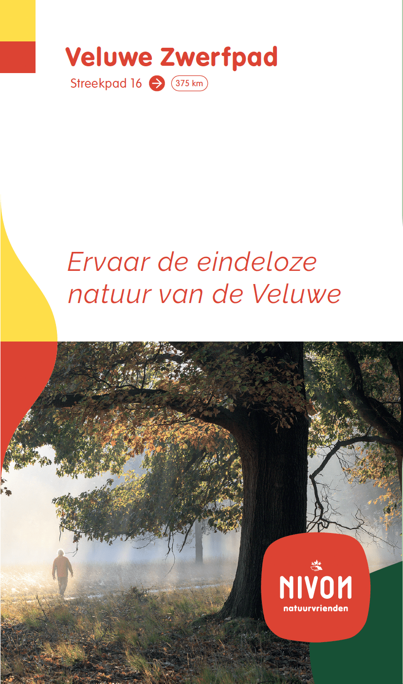 Brochure: Man loopt richting een grote boom in de Veluwe met de tekst 