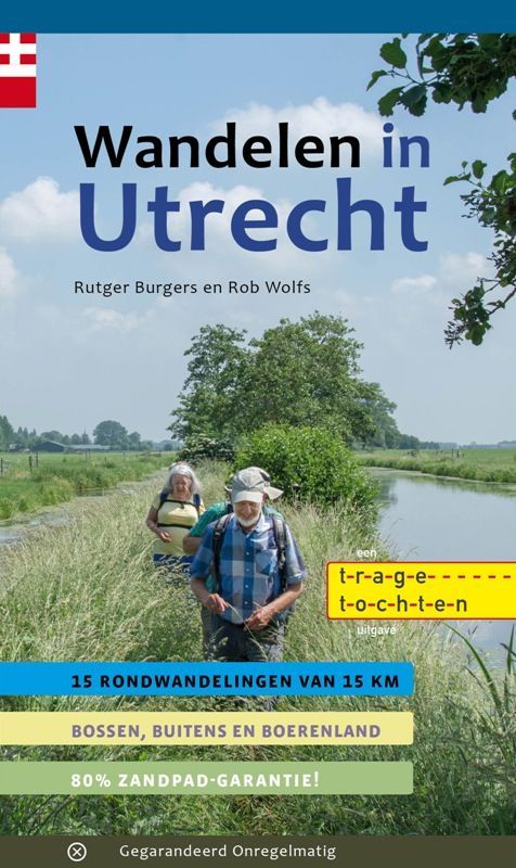 Boekcover: "Wandelen in Utrecht". Twee mensen wandelen over een pad langs het water, met bomen op de achtergrond.
