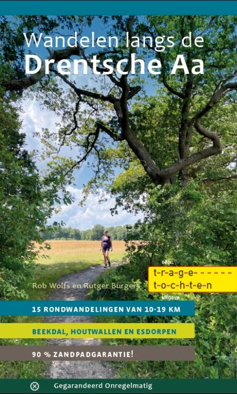 Poster voor wandelroutes langs de Drentsche Aa. Een persoon loopt over een pad onder bomen, tekst in het Nederlands.
