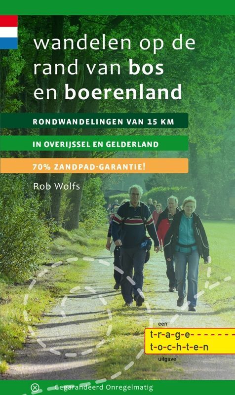 Boekcover met mensen die over een pad in de natuur lopen, Nederlandse tekst: "Wandelen aan de rand van bos en landbouwgrond."