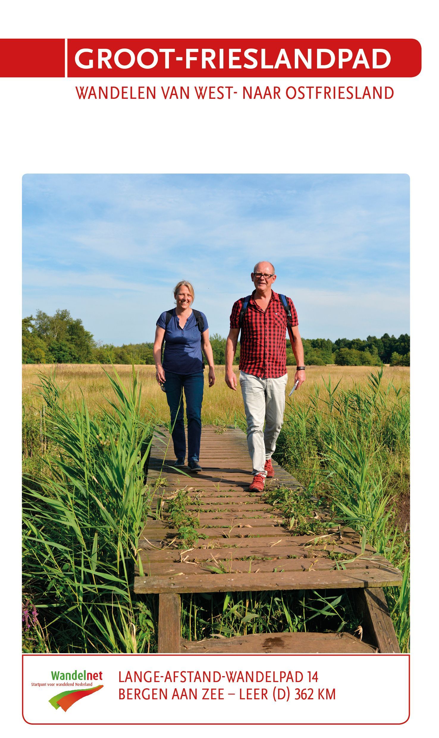 Twee mensen lopen over een houten pad door een veld; boekomslag.