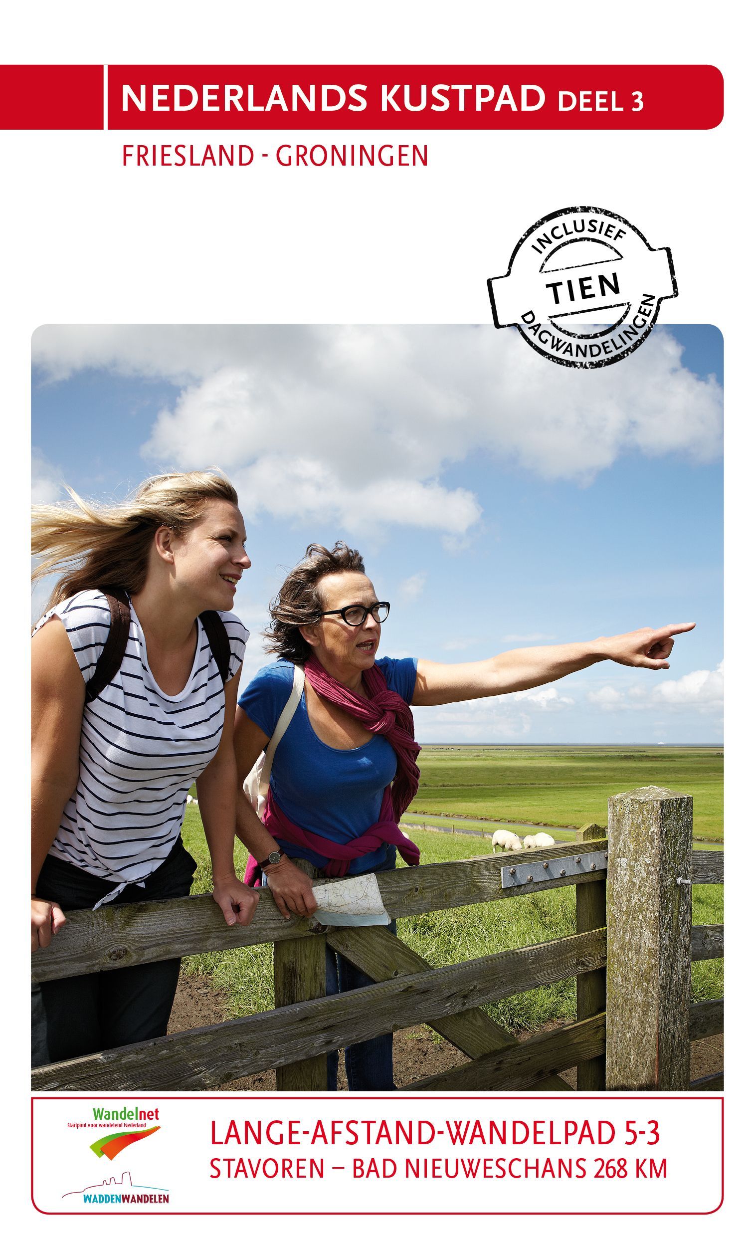 Twee vrouwen wandelen langs een hek en wijzen naar het landschap in Friesland, Nederland.