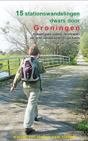 Vrouw met rugzak loopt over een pad langs een brug, boekomslag "15 stationswandelingen door Groningen."