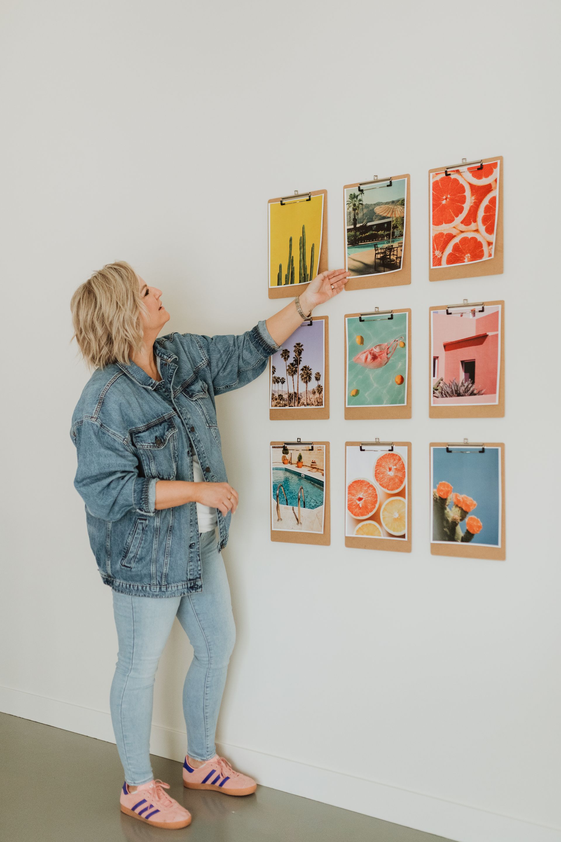 laptop with flamingo screensaver