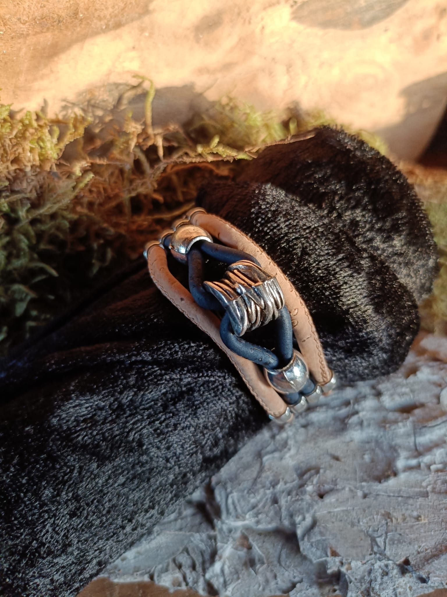 Armband met kurken en zwarte leren bandjes, zilveren accenten.