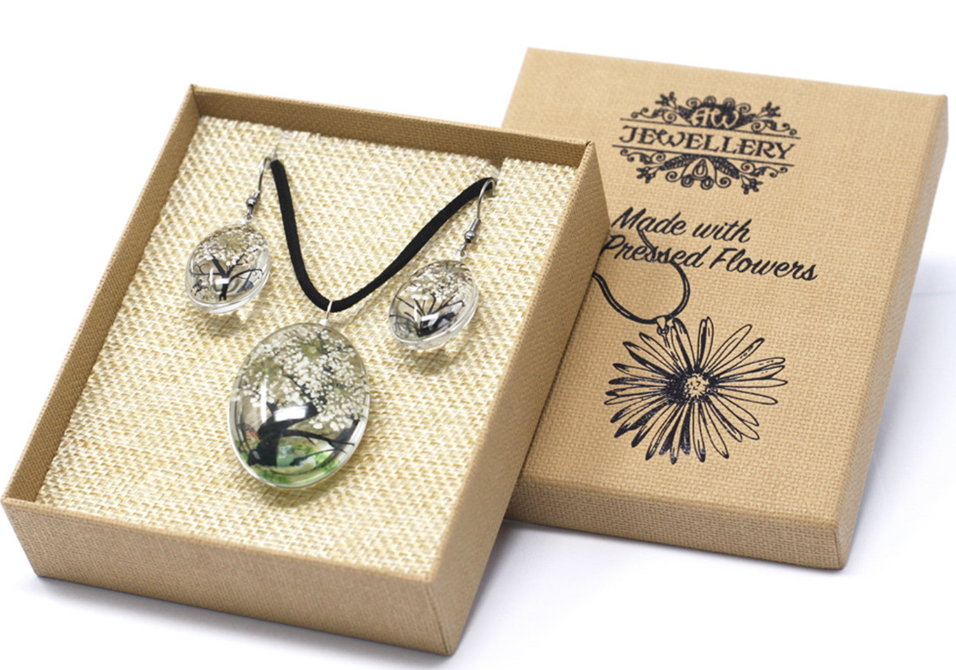 Sieradenset in een geschenkdoos: halsketting en oorbellen met geconserveerde bloemen.