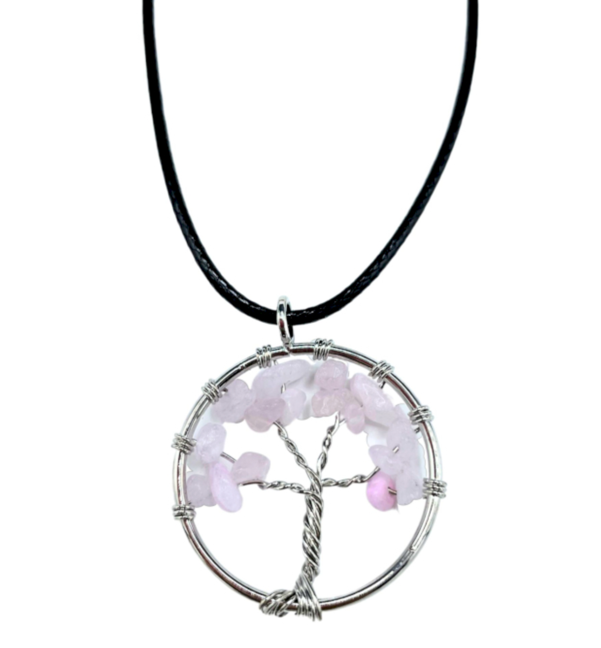 Zilveren draadhanger in de vorm van een boom met roze steentjes aan een zwart koord.