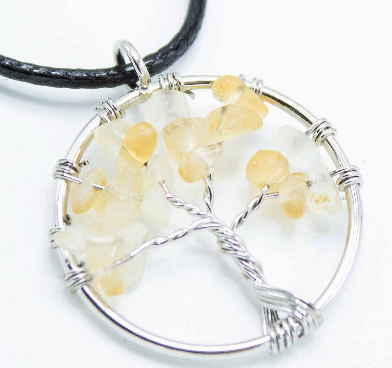 Levensboom hanger ketting met gele kristallen en een zwart koord.