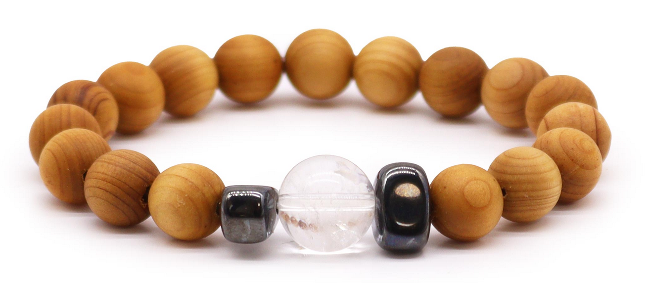 Pols met een armband van houten en stenen kralen.