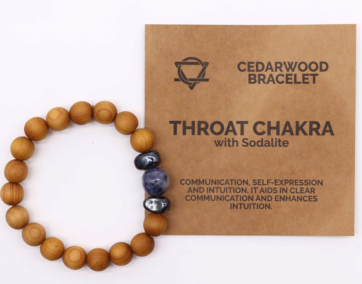 Close-up van een pols met een kralenarmband; afwisselend hout en blauwe en zwarte stenen.