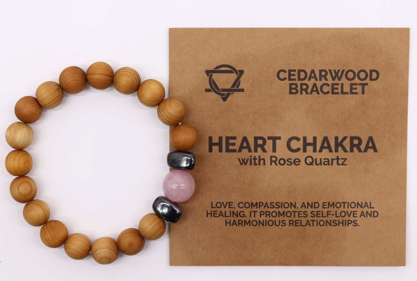 Close-up van de pols van een persoon die een kralenarmband draagt ​​met houten en edelstenen kralen.