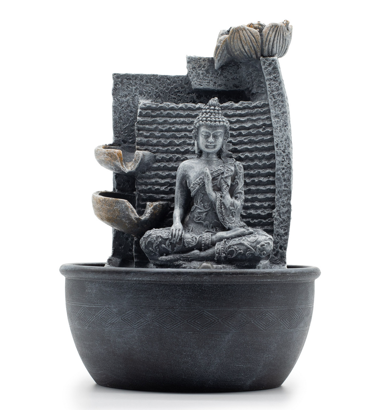 Een Boeddha-fontein voor op het bureau, donkergrijs, met water dat in trapsgewijze vorm in een kom stroomt.