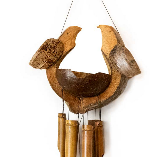 Houten windgong in de vorm van een vogel, met een kokosnootschaal en bamboestokjes, hangend tegen een witte achtergrond.
