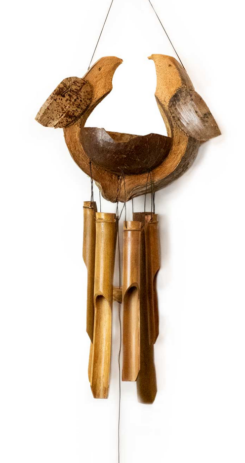 Houten windgong in de vorm van een vogel, met een kokosnootschaal en bamboestokjes, hangend tegen een witte achtergrond.
