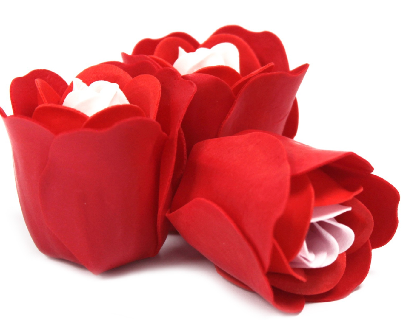 Rode, roosvormige zeepblaadjes met witte kernen, in een trosje bij elkaar.