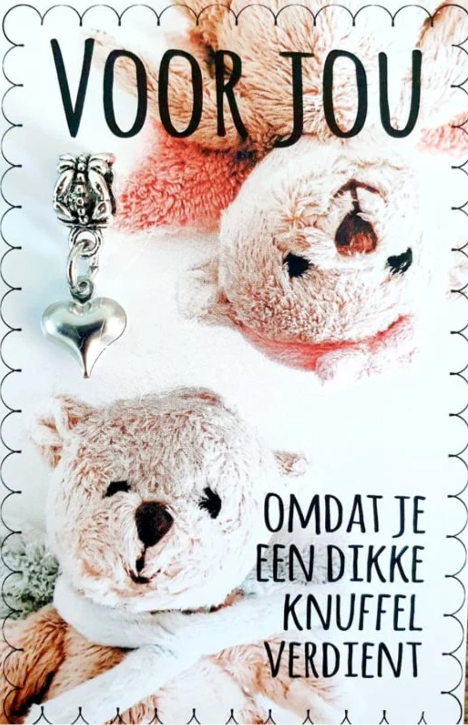 Kaart met teddyberen en een zilveren hartvormige hanger; de tekst luidt: 
