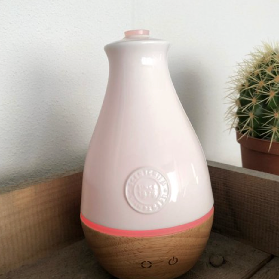 Blauwe etherische olie diffuser met houtnerfpatroon.