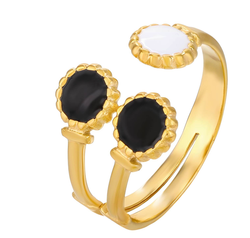 Gouden ring met twee zwarte en één witte ovale versiering.