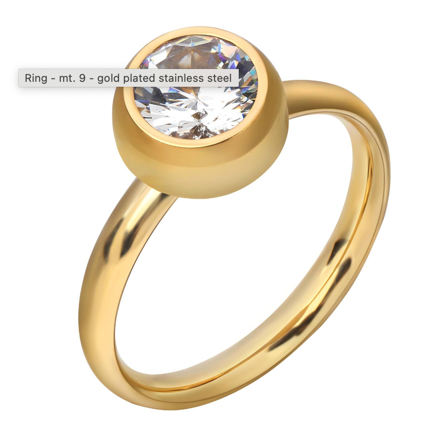 Verguld roestvrijstalen ring met een grote, transparante edelsteen in een chatonzetting.