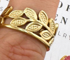 Goudkleurige, open ring met een bladmotief.