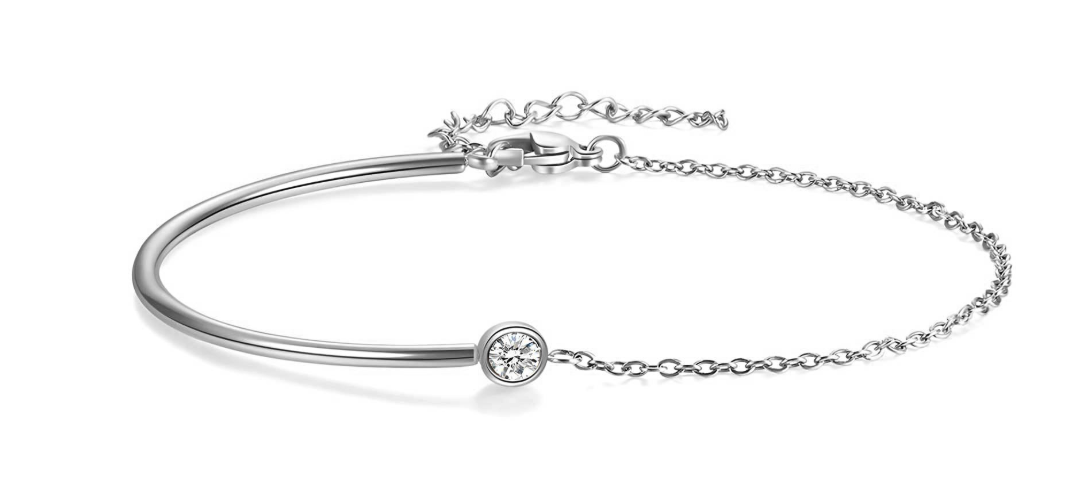 Zilveren armband met een enkele diamant.