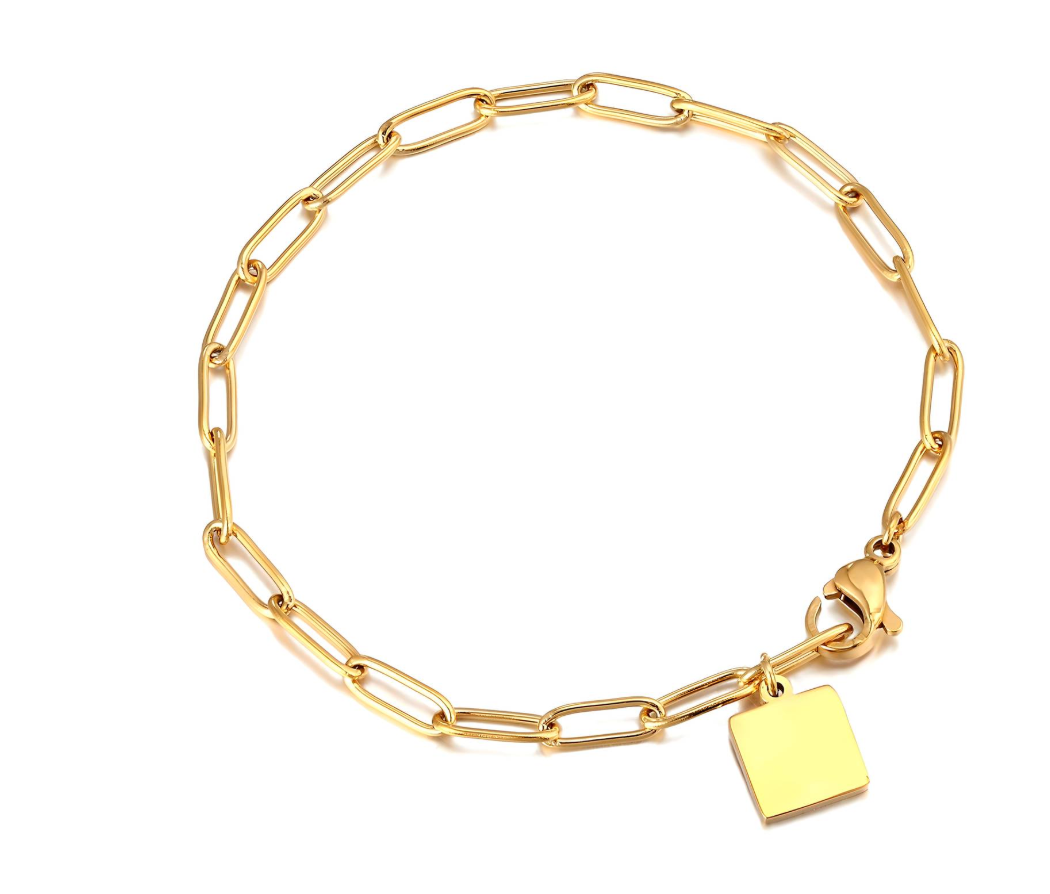 Goudkleurige schakelarmband met rechthoekige hanger en sluiting, op een witte achtergrond.