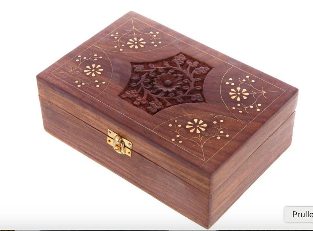 Houten doos, bruin met bloemmotieven en messing sluiting, op een witte achtergrond.