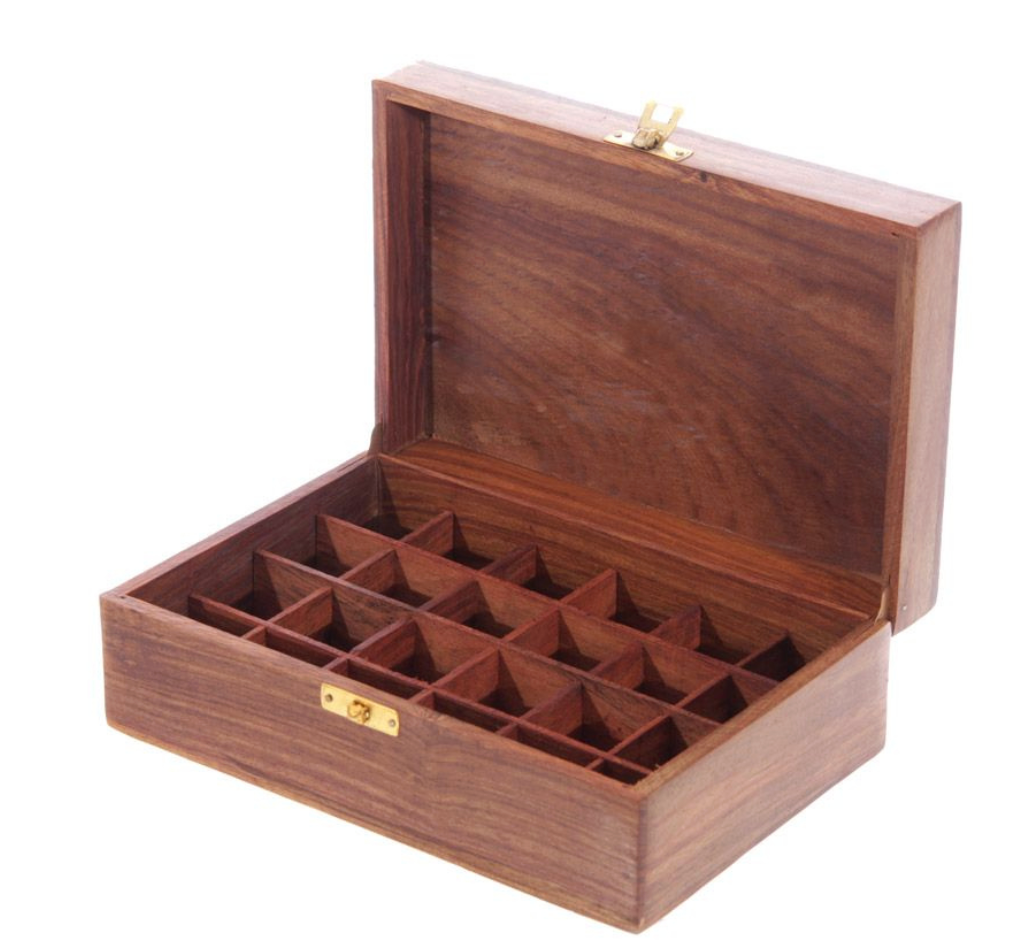 Houten doos, bruin met bloemmotieven en messing sluiting, op een witte achtergrond.