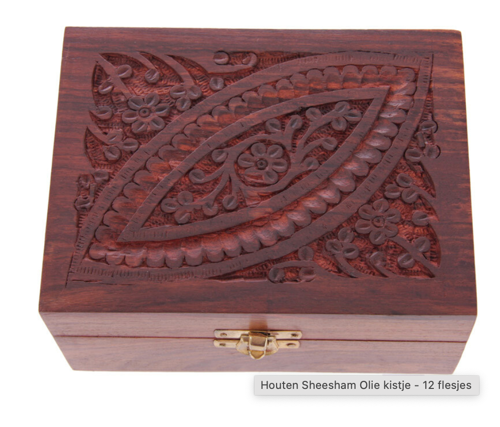 Houten doos met sierlijke bloemmotieven en messing sluiting.