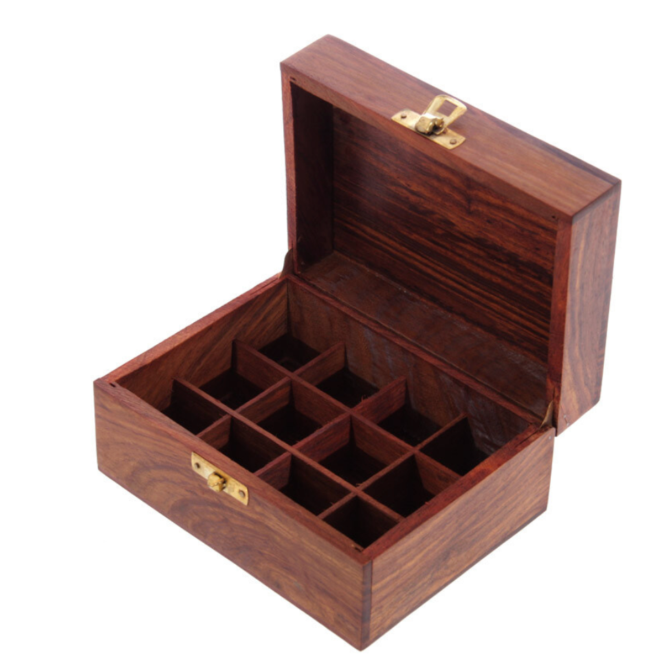 Houten doos met sierlijke bloemmotieven en messing sluiting.