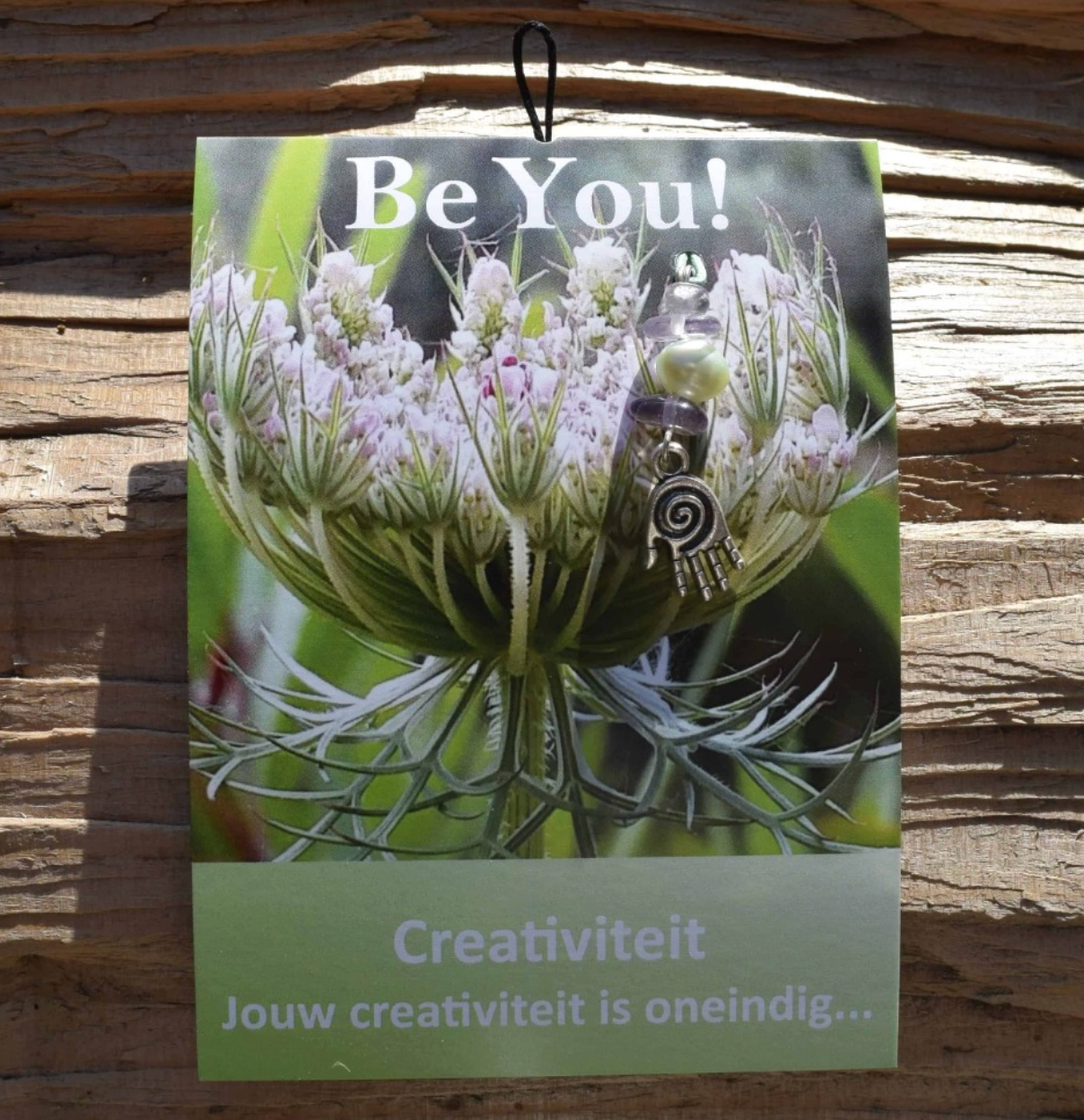 Een kaart met een bloem en de tekst 